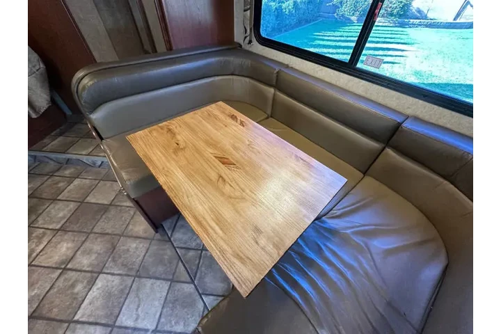 $36999 : 2015 Thor Motor Coach Four Wi image 8