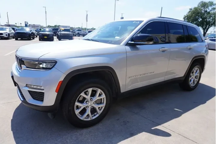 $33225 : Jeep Grand Cherokee 2024 4x2 image 3