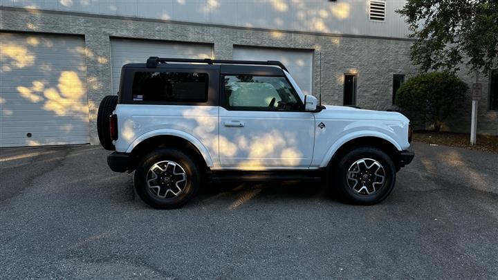 $45700 : PRE-OWNED 2022 FORD BRONCO OU image 10