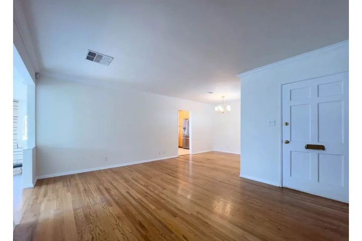 $2480 : 3 Bed 2 Bath House in Lynwood image 3