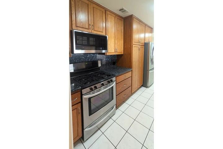 $2490 : 3 Bed 2 Bath in Vermont Square image 5