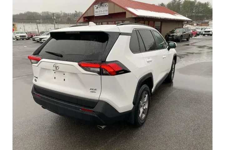$32935 : Toyota RAV4 2023 AWD XLE 4dr image 7