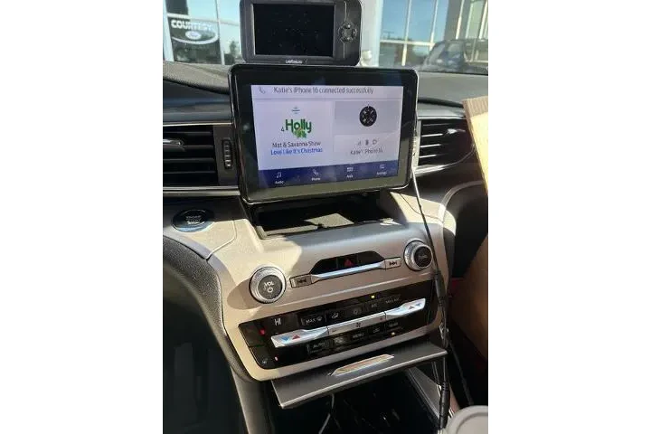 $23990 : Ford Explorer 2021 AWD XLT 4 image 4