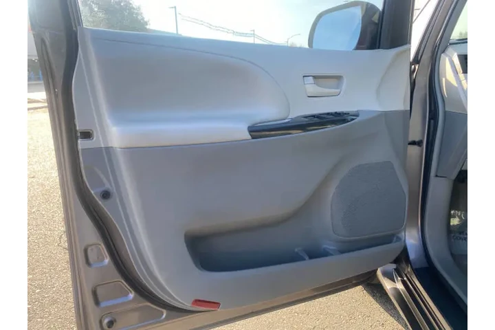 $10995 : 2014 Sienna L 7-Passenger image 9