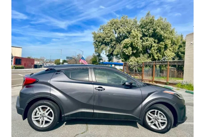 $20995 : 2021 C-HR XLE image 6