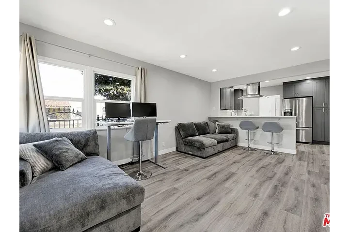 $2000 : Hot 2bd 1ba @ Huntington image 2