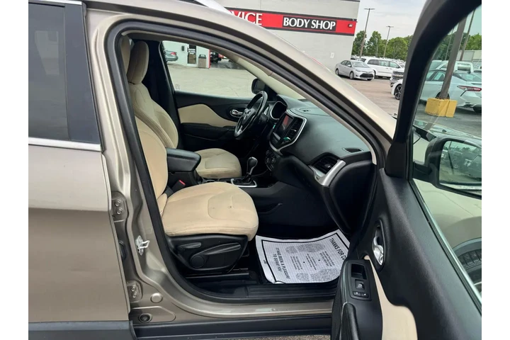 $7980 : 2017 Cherokee Latitude FWD image 8
