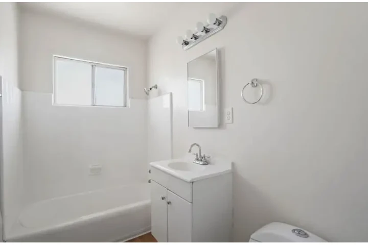 $1450 : Available 1Bedroom Apt  in LA image 9