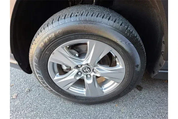 $31790 : Toyota RAV4 2024 AWD XLE 4dr image 3