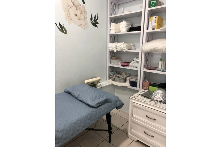 $300 : ESTHETICIAN FOR RENT image 3
