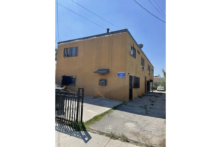 $2095 : 2 bedroom and 1 bath image 1