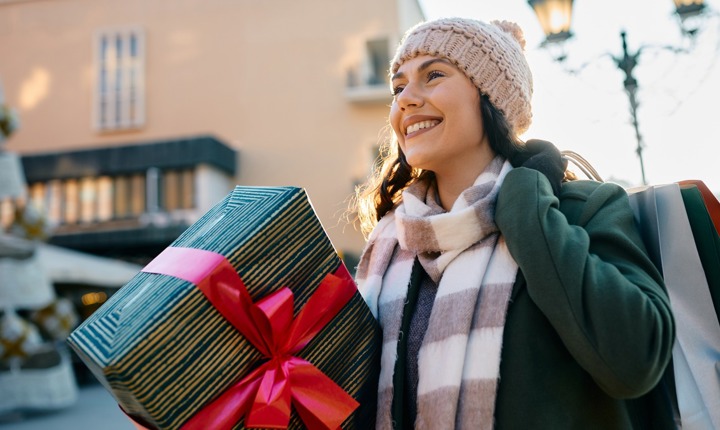 Mujer feliz con un regalo de Navidad