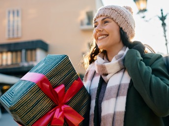 Mujer feliz con un regalo de Navidad