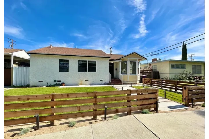 $1999 : Stunning 3 Bedroom 2 Bathroom image 1