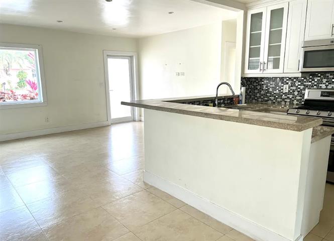 $2350 : Nice 3 bedroom house in Miami image 6