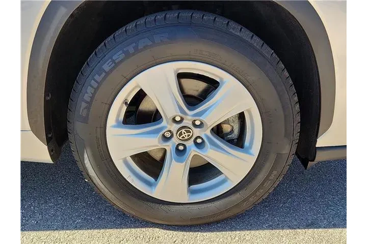 $32995 : Toyota Highlander 2023 LE 4d image 7