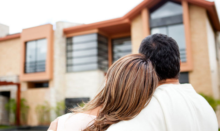 Una pareja sueña con comprar una casa en un barrio de Los Angeles.