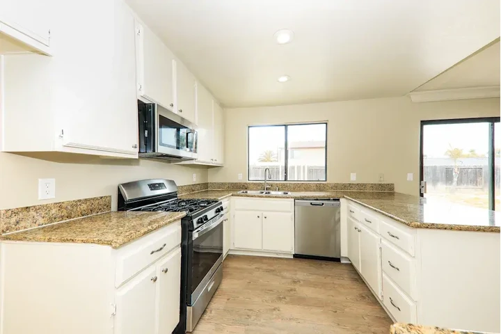 $2500 : 3 bedroom House in Koreatown image 4