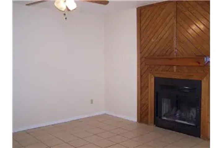 $850 : Rental property with 2 bedro image 3