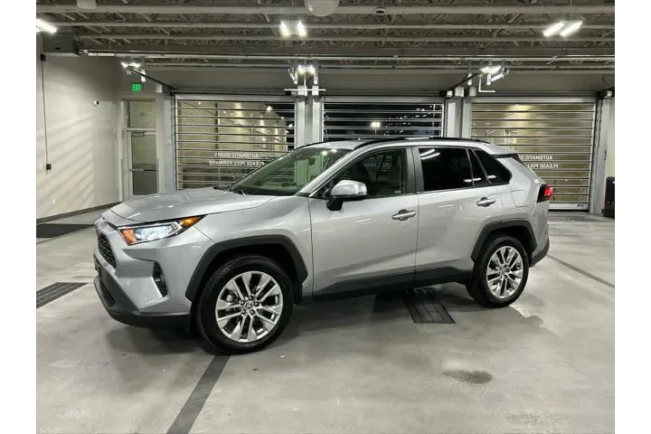 $24880 : Toyota RAV4 2020 AWD XLE Pre image 1