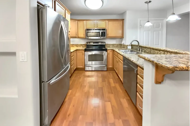 $2000 : Remodelled Gated Unit for Rent image 3