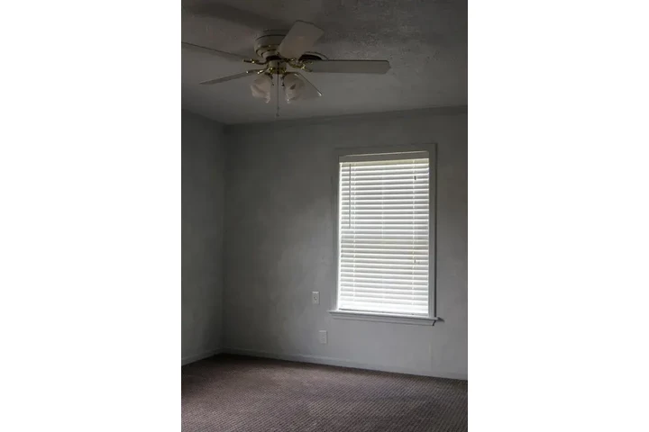 $1050 : Available/ Greater Heights image 6