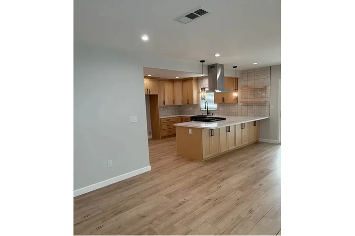 $2395 : 3 Bedroom house for rent in LA image 2