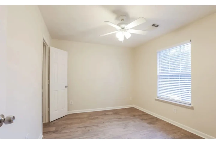 $1085 : SINGLE FAMILY HOME image 7