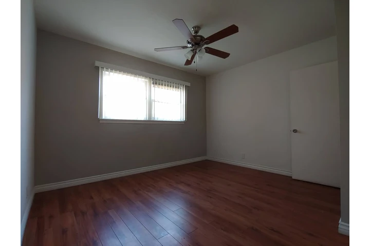 $1100 : En Glendale, se renta cuarto image 5