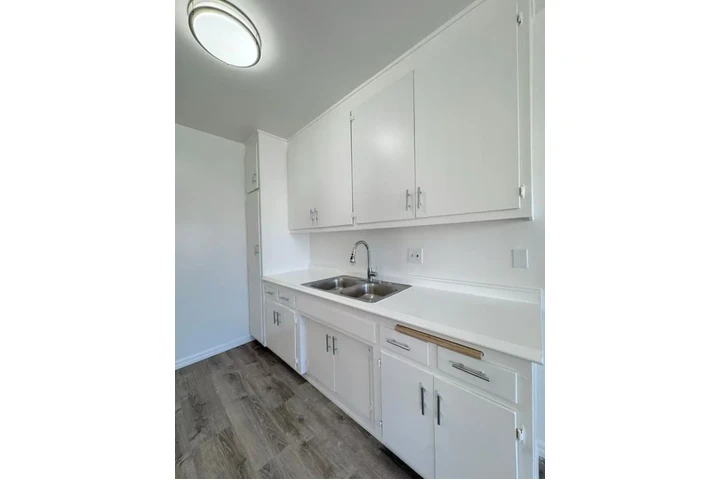 $1950 : 2 Bedroom Apt in James M Wood image 4