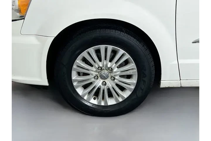 $10975 : Chrysler Town and Country 20 image 10