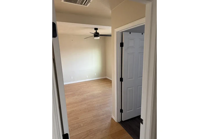 $750 : charming modern 2 bedroom image 3