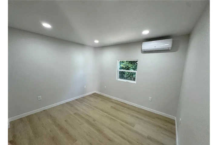 $1250 : Amplia casa disponible image 4
