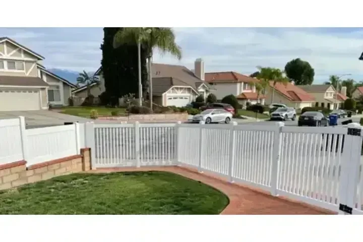(747) 253-3735  Fence image 1