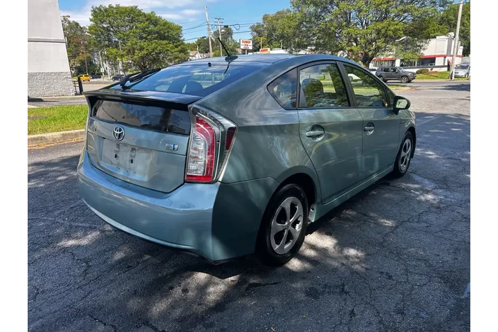2014 Prius Three image 2