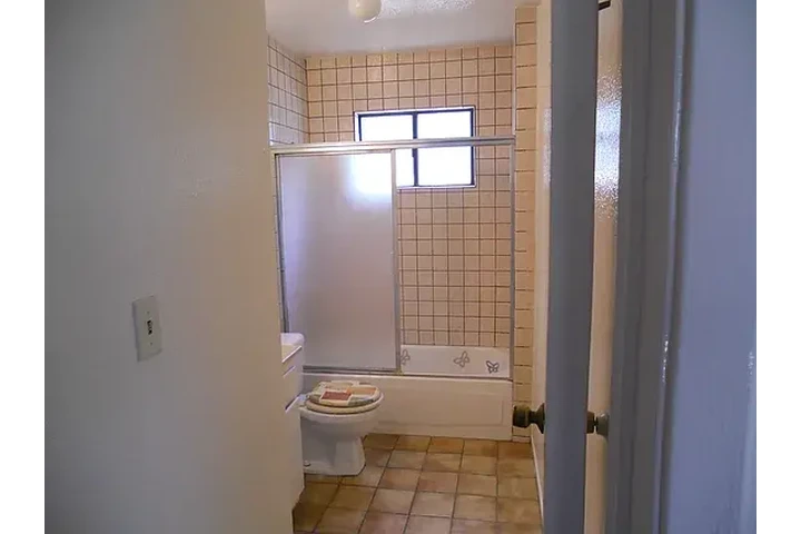 $2500 : Stuning home in lawndale image 5