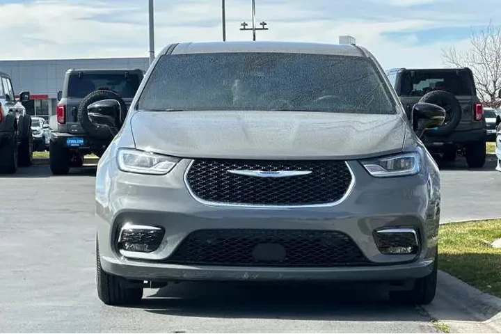 $39995 : Chrysler Pacifica Plug-In Hy image 10