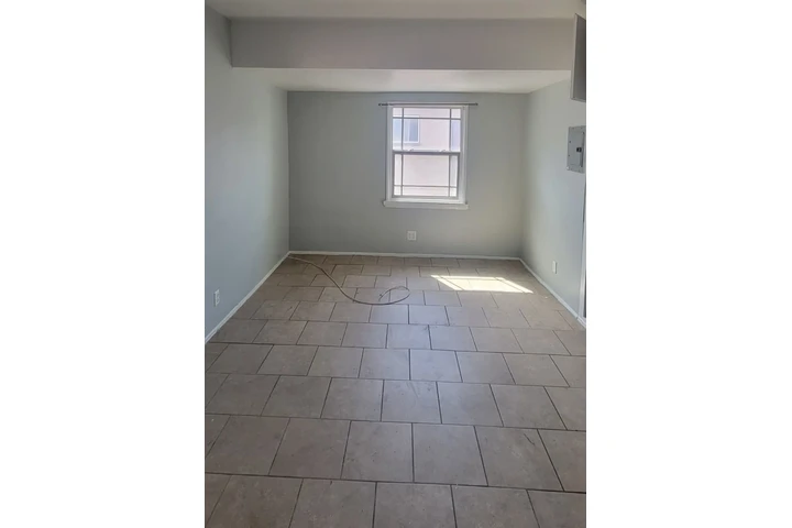 $980 : Cuarto amplio de renta image 1