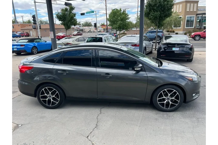 2018 Focus SE Sedan image 4
