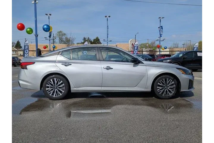 $17999 : Nissan Altima 2024 2.5 SV 4d image 3