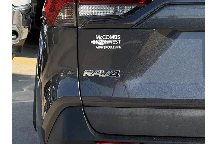 $27974 : Toyota RAV4 2021 AWD XLE 4dr image 7