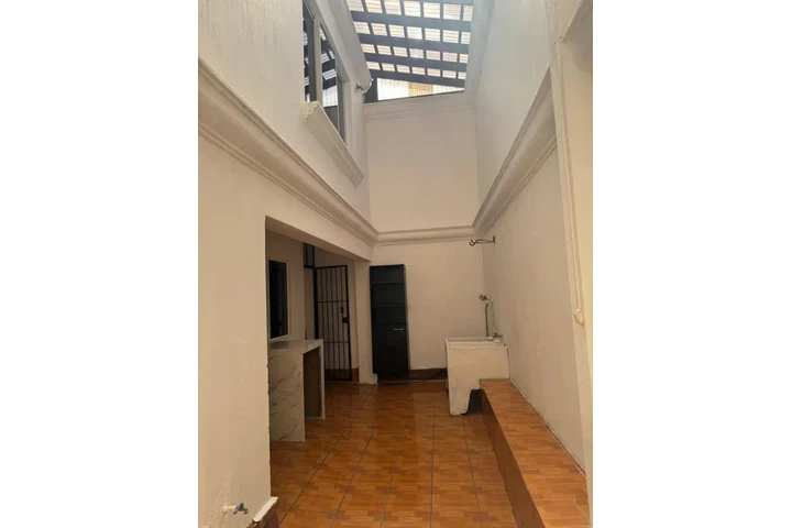 $1 : Casa en venta en Zona 16 image 2