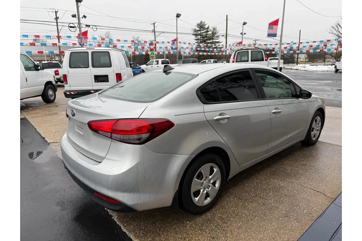 $11900 : 2018 Forte LX 6M image 2