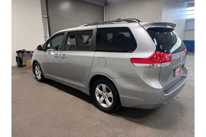 $16952 : Toyota Sienna 2014 image 5
