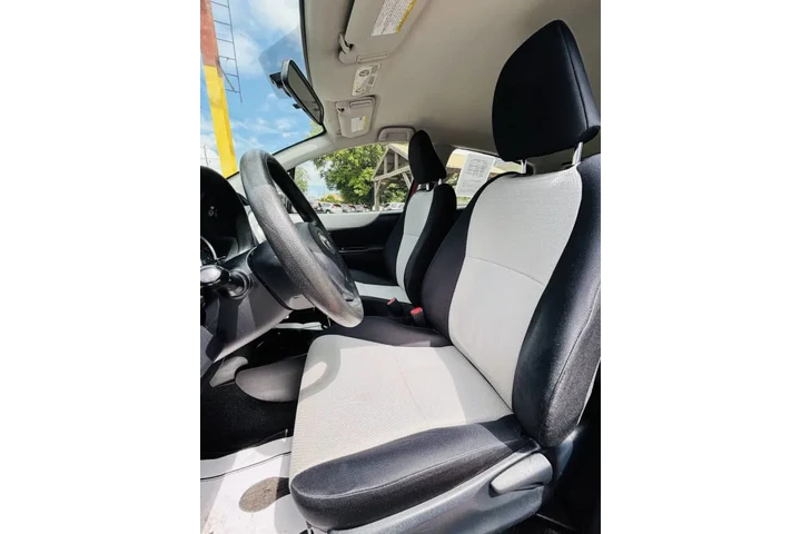 2012 Yaris 5-Door SE image 9
