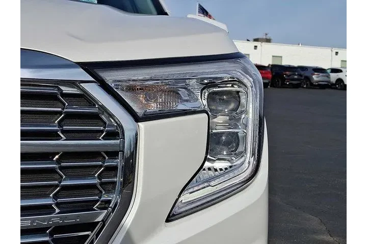 $28521 : GMC Terrain 2023 AWD Denali image 9