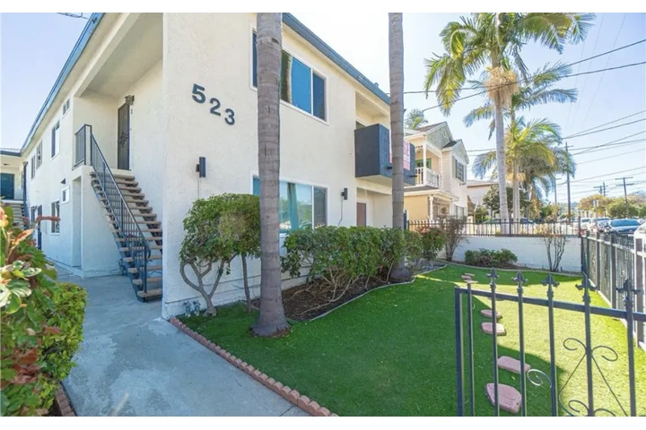 $1950 : 2 Bedroom Apt in Los Angeles image 3