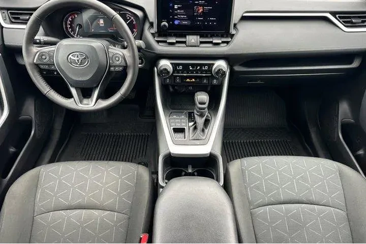 $30900 : Toyota RAV4 2024 AWD XLE 4dr image 6