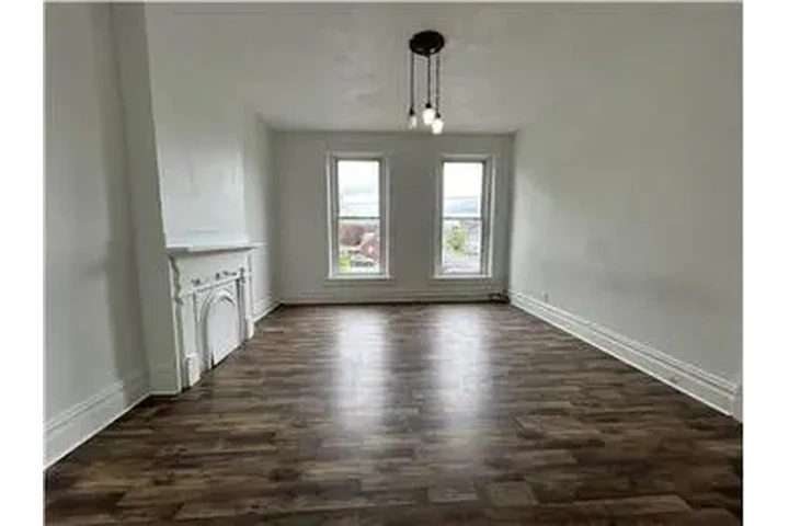 $625 : Rental property with 2 bedro image 7