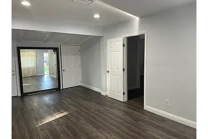 $2000 : newly remodeled 2bed image 1